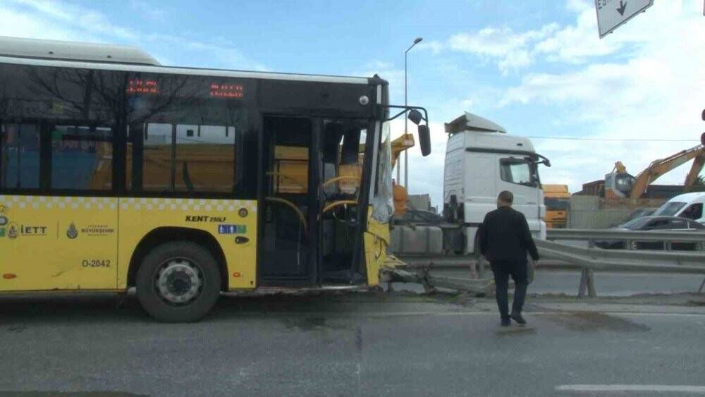 İETT otobüsü bariyere çarptı: Yaralılar var