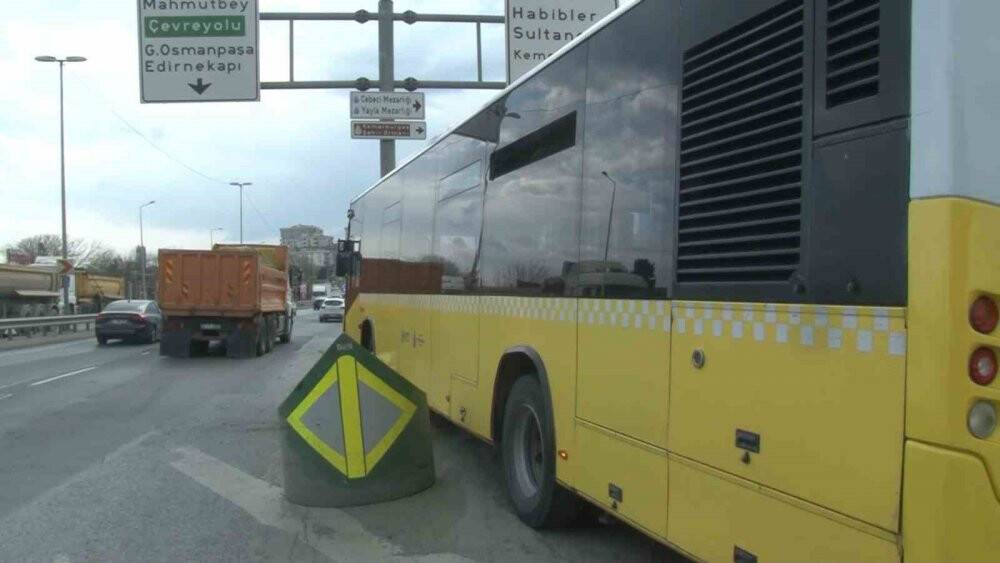 İETT otobüsü bariyere çarptı: Yaralılar var