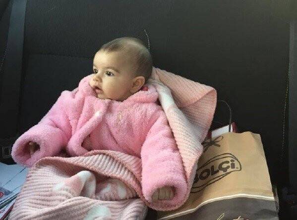 Kızının mezarının yanındaki konteynerde yaşamını sürdürüyor