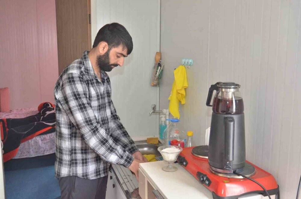 Kızının mezarının yanındaki konteynerde yaşamını sürdürüyor