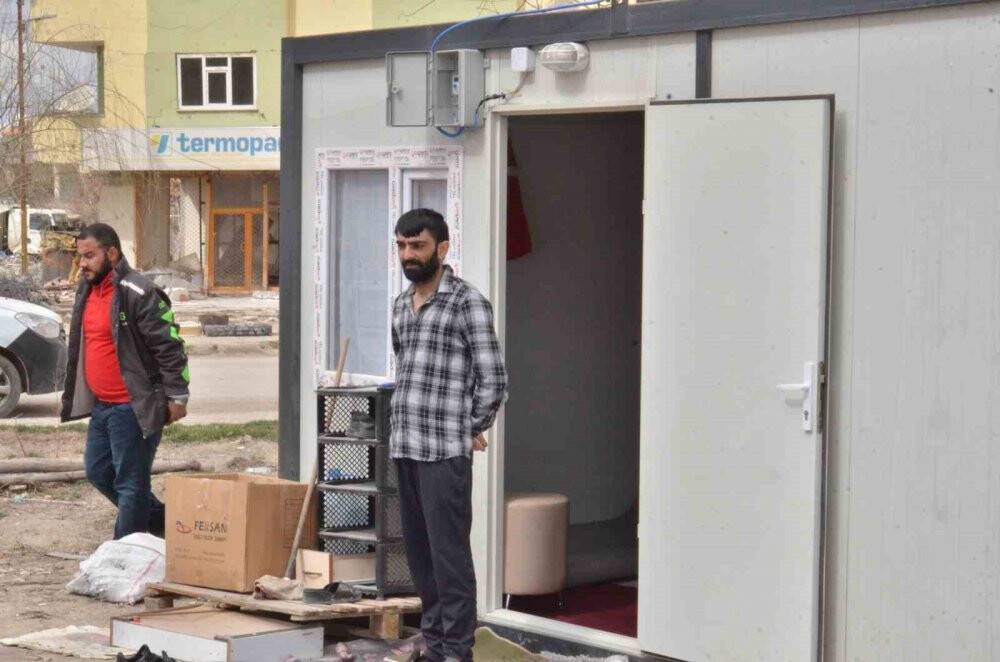 Kızının mezarının yanındaki konteynerde yaşamını sürdürüyor