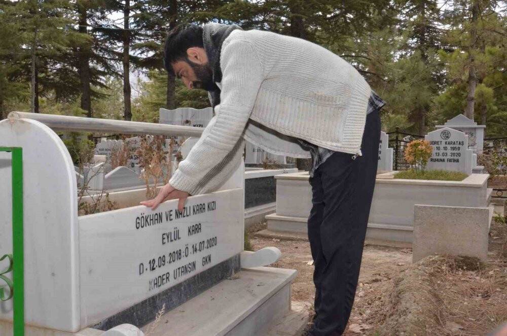 Kızının mezarının yanındaki konteynerde yaşamını sürdürüyor