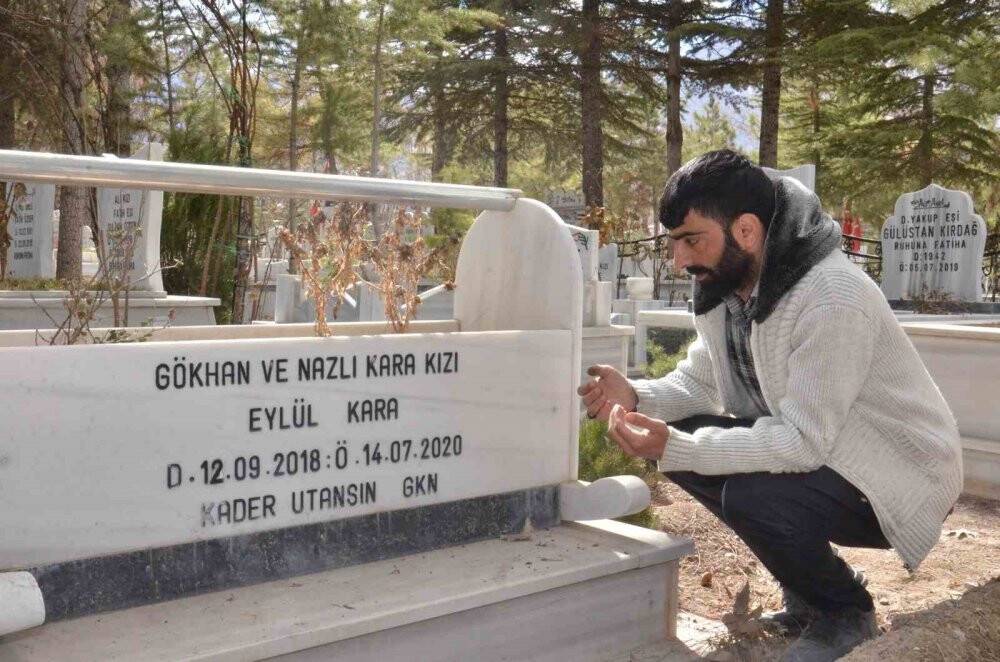 Kızının mezarının yanındaki konteynerde yaşamını sürdürüyor