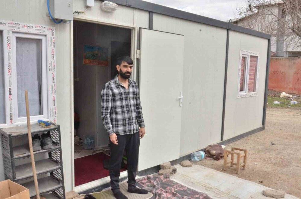 Kızının mezarının yanındaki konteynerde yaşamını sürdürüyor