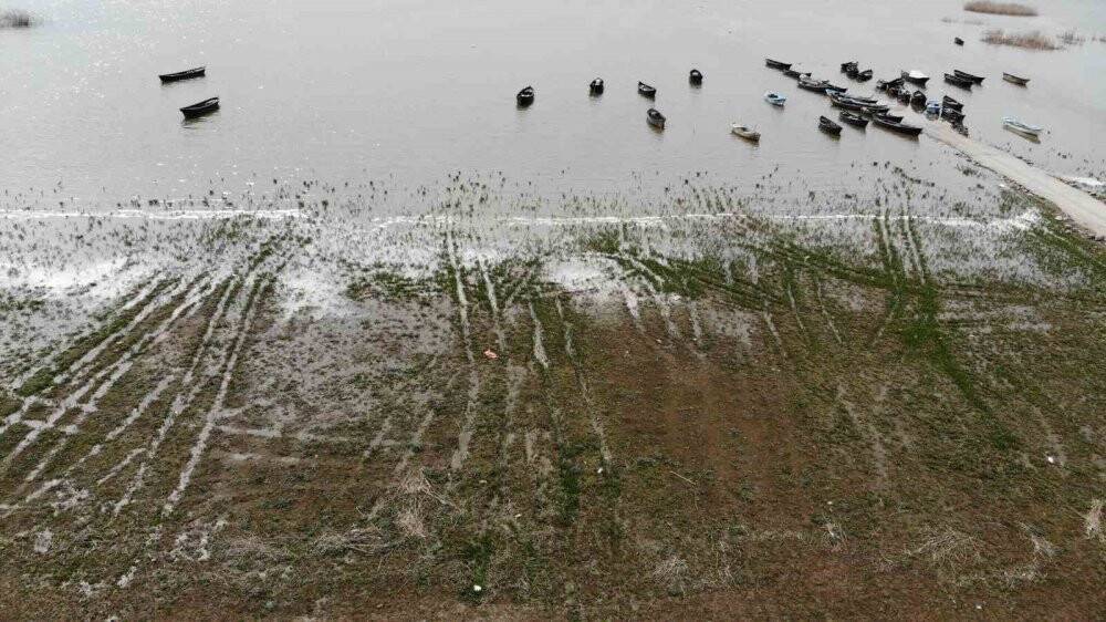 Kuraklık vurdu: Sular 50 metre geride kaldı