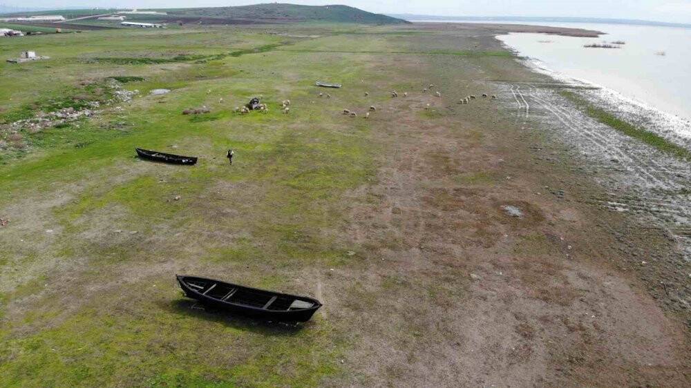 Kuraklık vurdu: Sular 50 metre geride kaldı