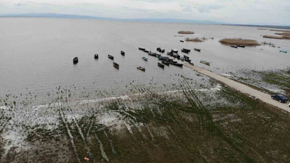 Kuraklık vurdu: Sular 50 metre geride kaldı