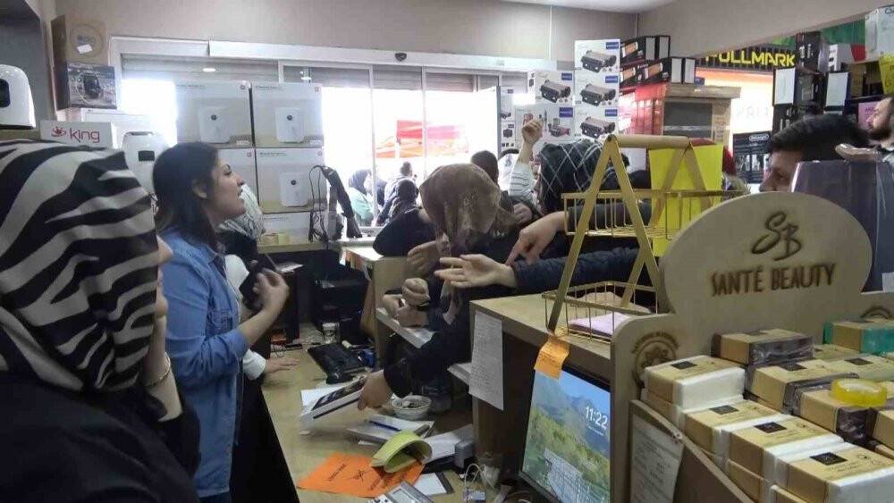 Yağmur ve lodosa rağmen uzun kuyruklar oluşturdular