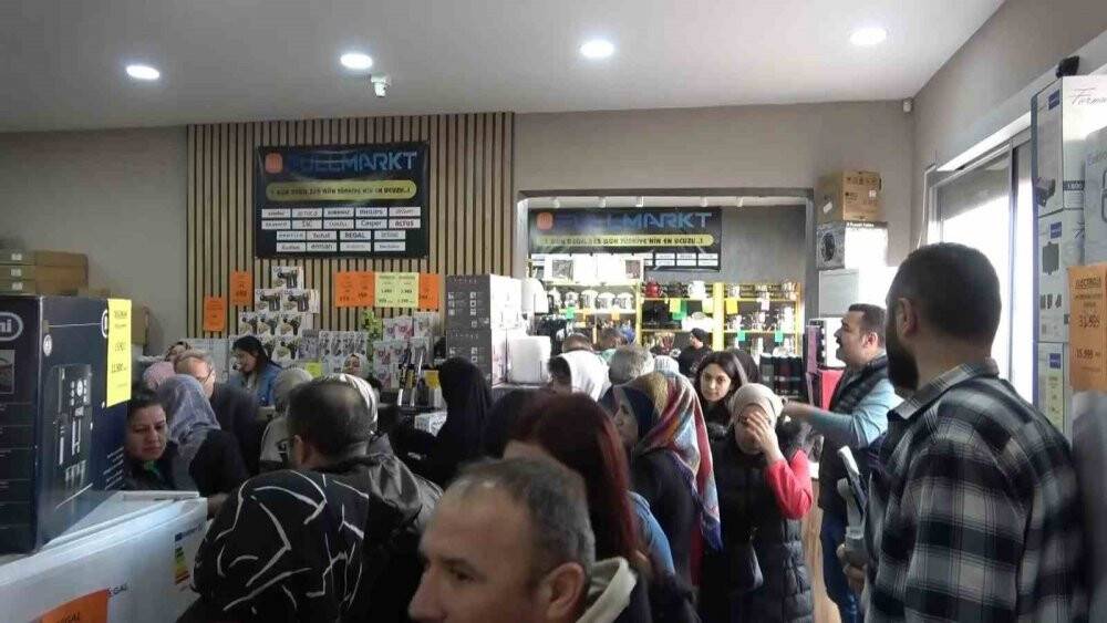 Yağmur ve lodosa rağmen uzun kuyruklar oluşturdular