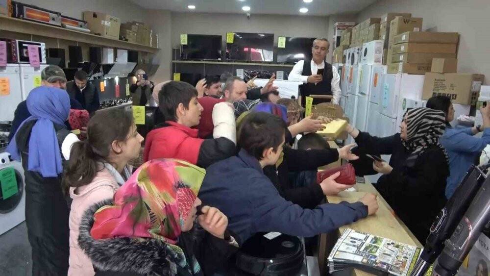 Yağmur ve lodosa rağmen uzun kuyruklar oluşturdular