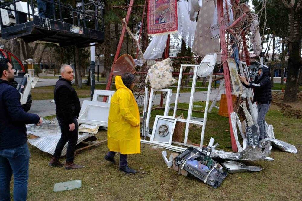 Deprem farkındalığı için afet bölgesinden topladığı malzemeleri sergiledi