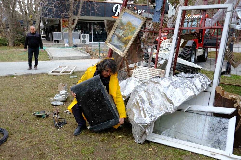 Deprem farkındalığı için afet bölgesinden topladığı malzemeleri sergiledi