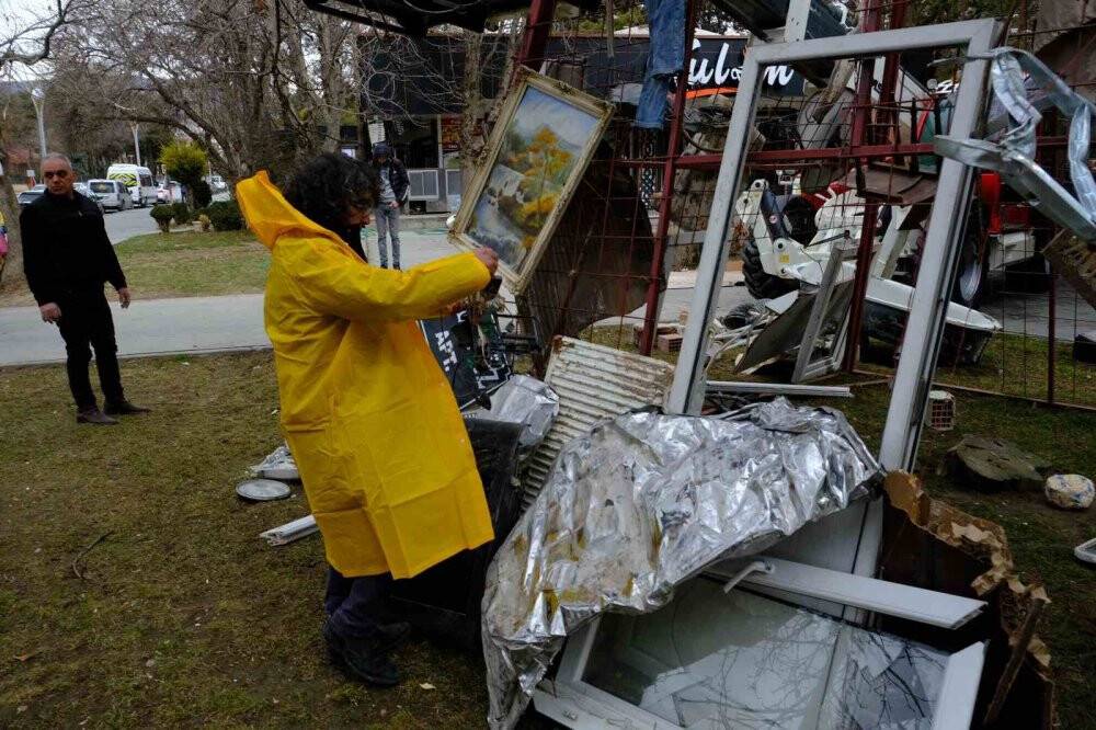 Deprem farkındalığı için afet bölgesinden topladığı malzemeleri sergiledi