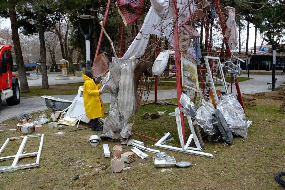 Deprem farkındalığı için afet bölgesinden topladığı malzemeleri sergiledi