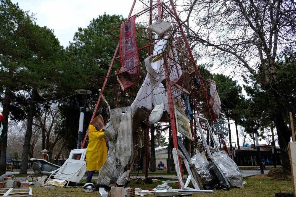 Deprem farkındalığı için afet bölgesinden topladığı malzemeleri sergiledi