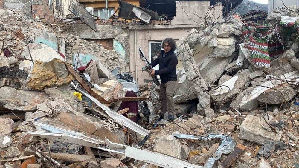 Deprem farkındalığı için afet bölgesinden topladığı malzemeleri sergiledi