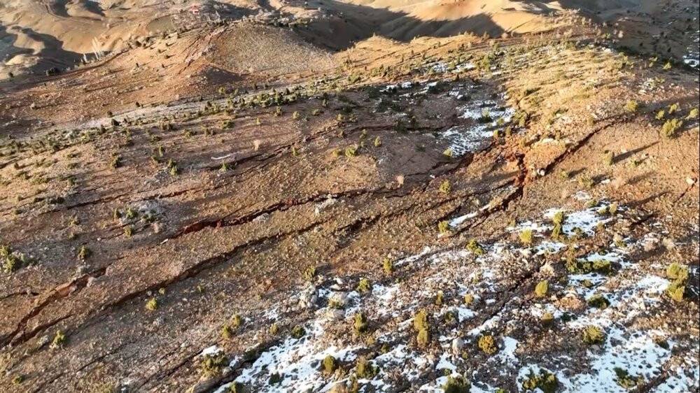 Depremin boyutunu ortaya koyan manzara! Dağı neredeyse ikiye ayırdı