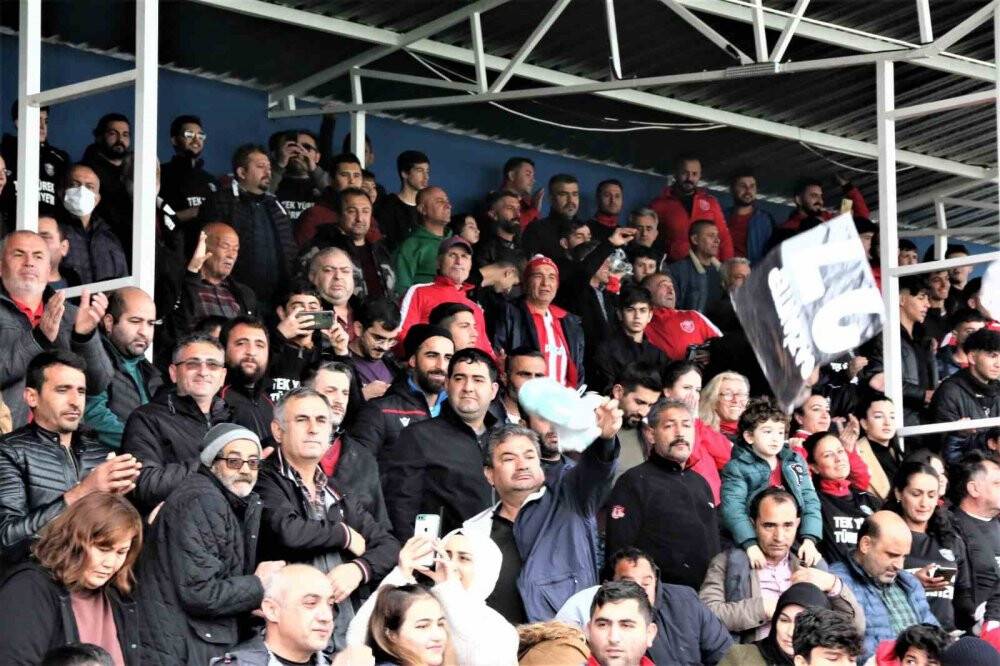 Depremzede çocuklar için sahaya oyuncak attılar