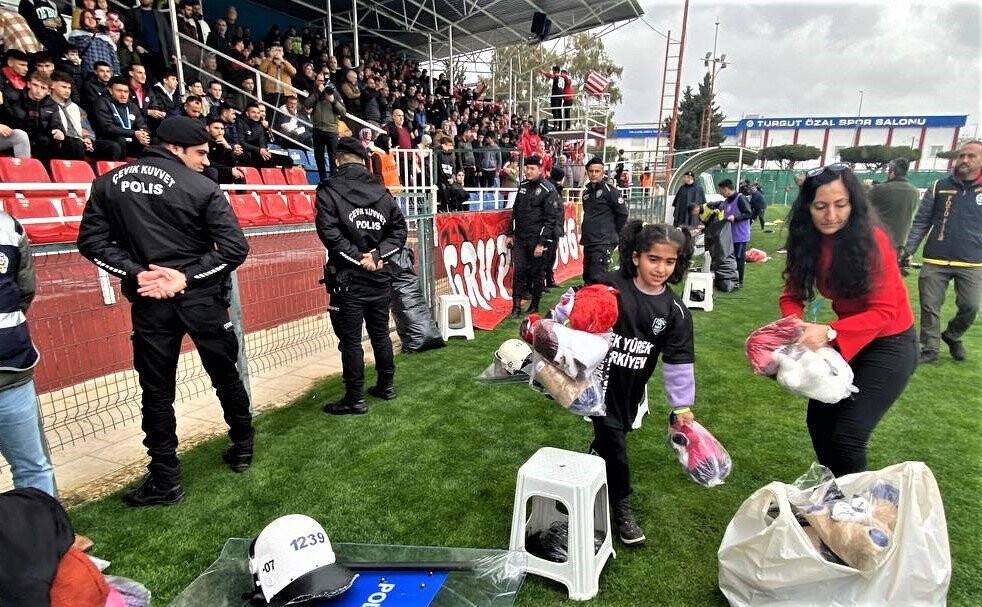 Depremzede çocuklar için sahaya oyuncak attılar