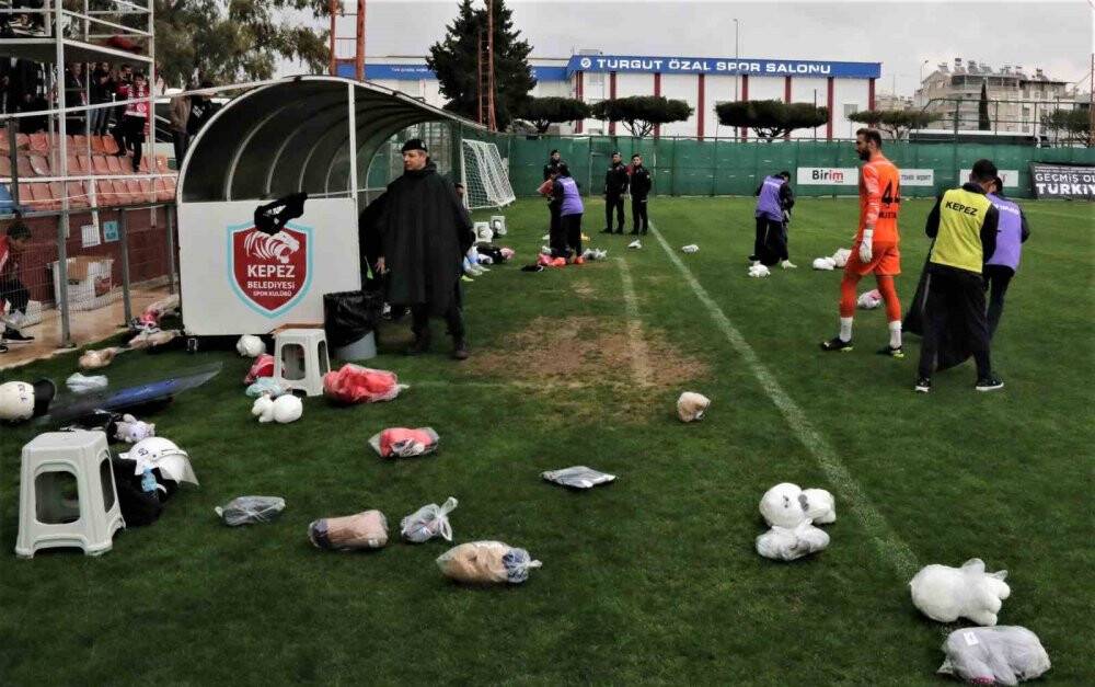 Depremzede çocuklar için sahaya oyuncak attılar