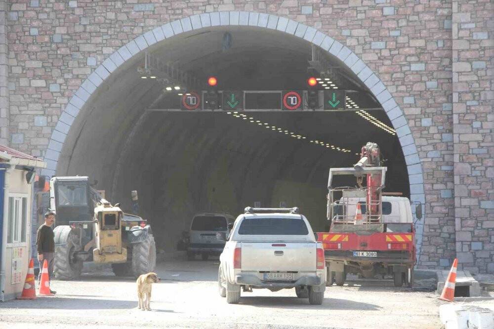 Dünyanın üçüncü, Avrupa’nın en uzun çift tüplü karayolu tünelinin açılışında geri sayım