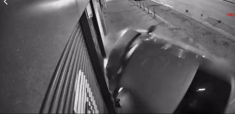 Kontrolden çıkarak iş yerine çarptı, yan yattı