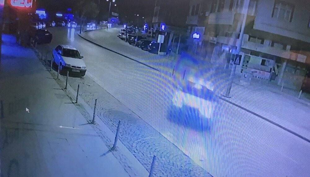 Kontrolden çıkarak iş yerine çarptı, yan yattı