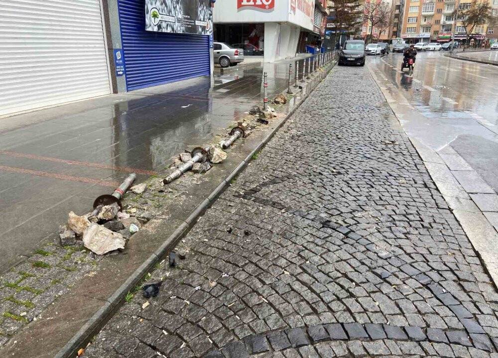 Kontrolden çıkarak iş yerine çarptı, yan yattı