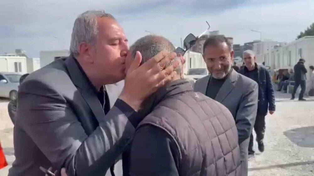 Adıyaman'da depremzede, valinin alnından öptü