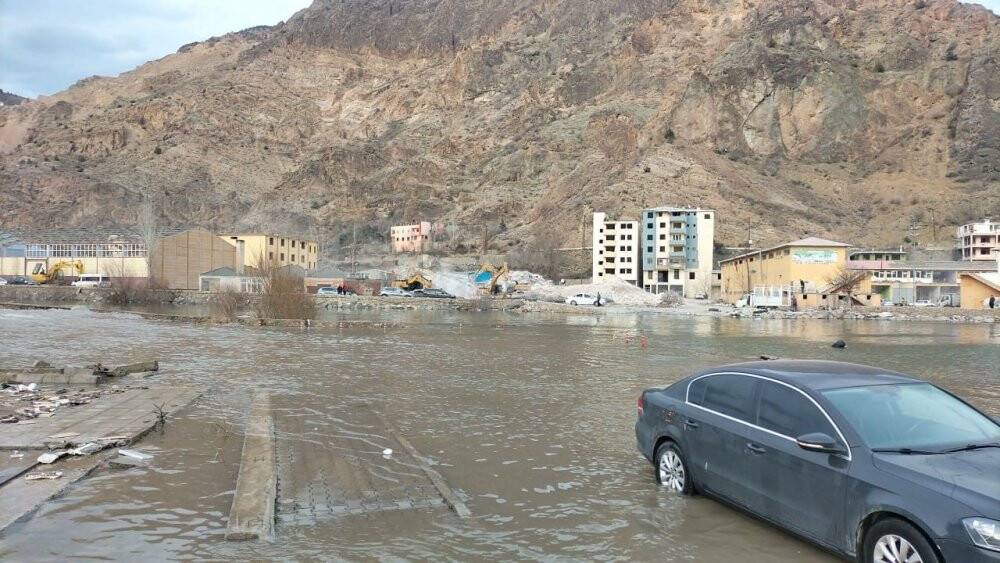 Baraj gölünün suları ilçe merkezine ulaştı: Ne yapacaklarını şaşırdılar