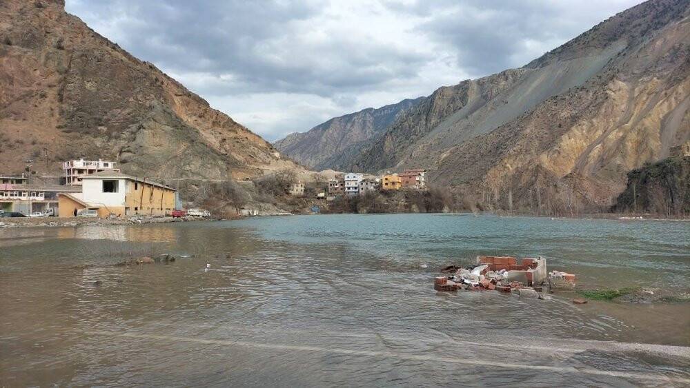 Baraj gölünün suları ilçe merkezine ulaştı: Ne yapacaklarını şaşırdılar