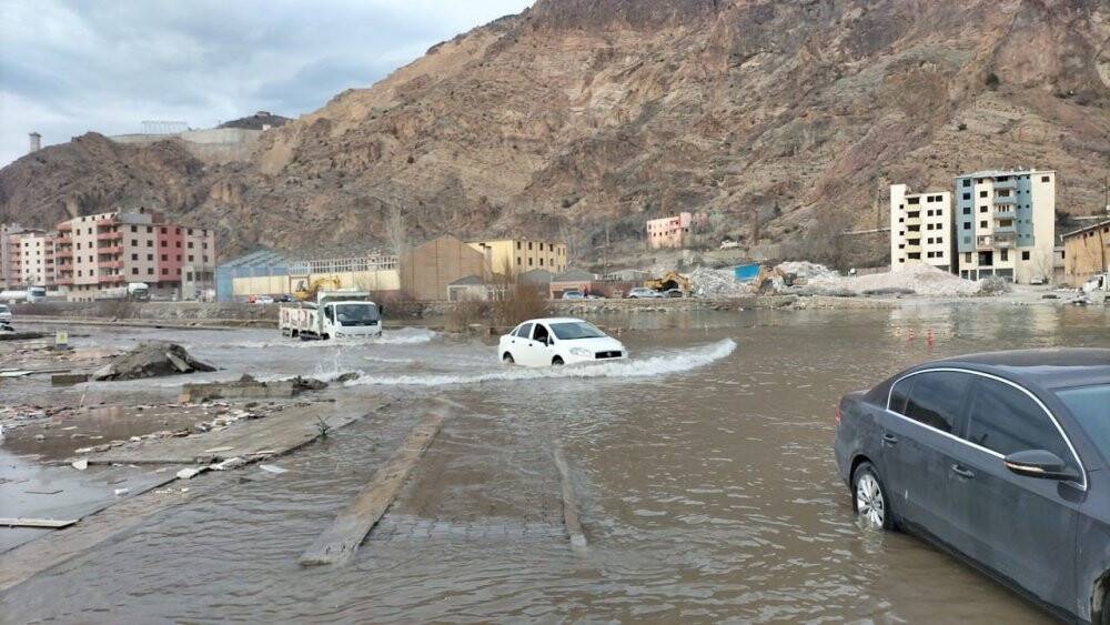 Baraj gölünün suları ilçe merkezine ulaştı: Ne yapacaklarını şaşırdılar