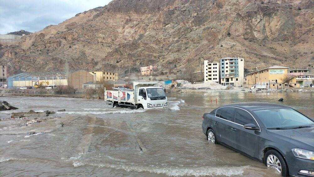 Baraj gölünün suları ilçe merkezine ulaştı: Ne yapacaklarını şaşırdılar