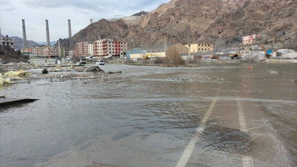Baraj gölünün suları ilçe merkezine ulaştı: Ne yapacaklarını şaşırdılar