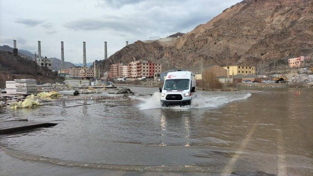 Baraj gölünün suları ilçe merkezine ulaştı: Ne yapacaklarını şaşırdılar
