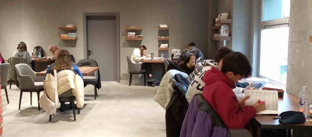 Dönemeç Kitap Kafe’ye yoğun ilgi