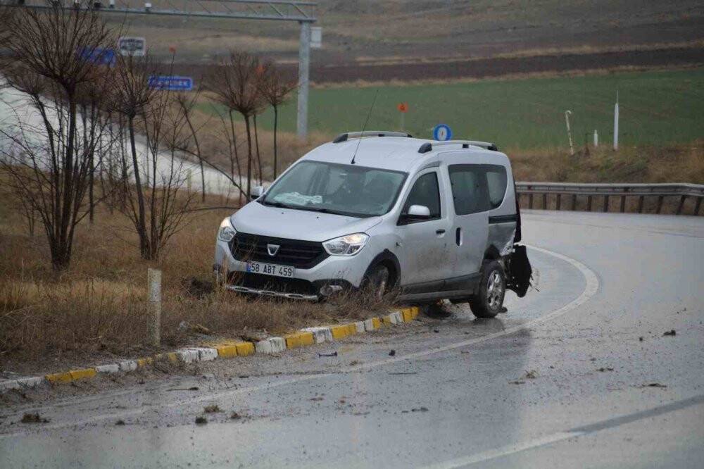 Kazaya 3 araç karıştı: 4 yaralı