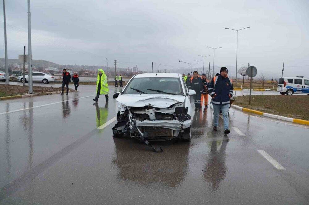 Kazaya 3 araç karıştı: 4 yaralı