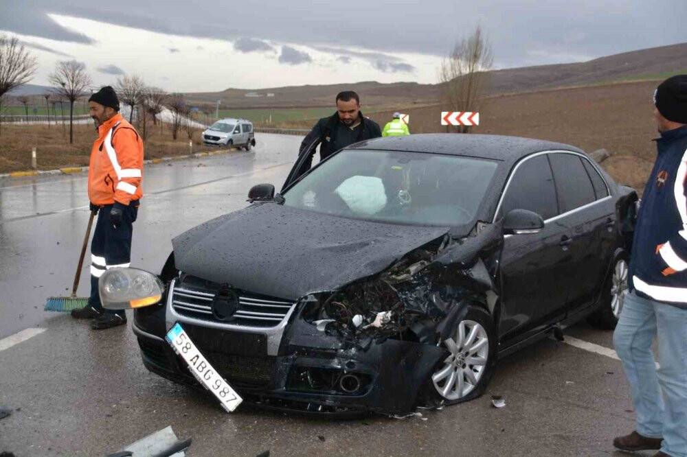 Kazaya 3 araç karıştı: 4 yaralı