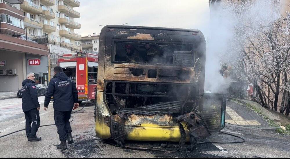 Seyir halindeki halk otobüsü alev alev böyle yandı