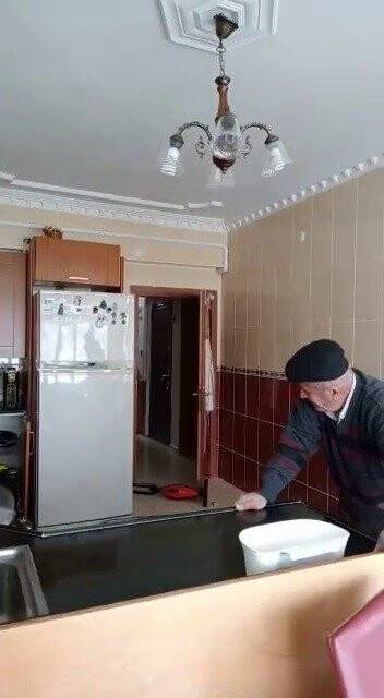 7,6'lık depremden kaçış anları kameraya yansıdı