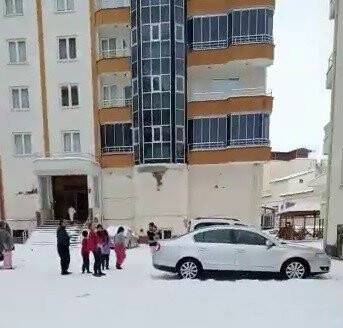 7,6'lık depremden kaçış anları kameraya yansıdı