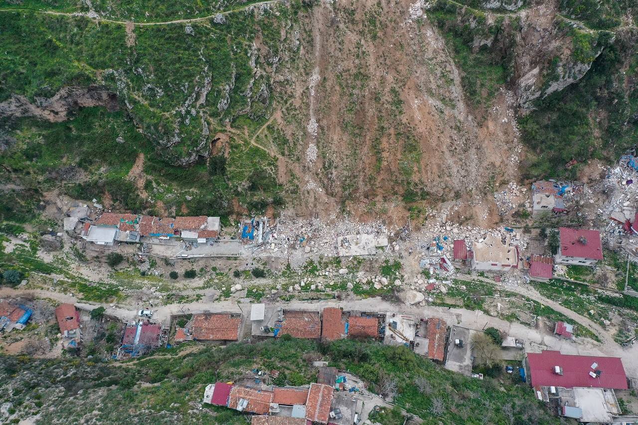 aa-20230314-30560322-30560311-hatayda-depremde-yikilmayan-evlere-dagdan-kopan-kayalar-zarar-verdi-001.jpg