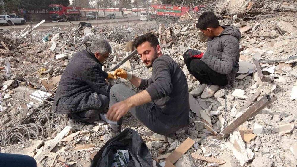 Enkaz altında da kalmış olsa ekmek parası için topladı