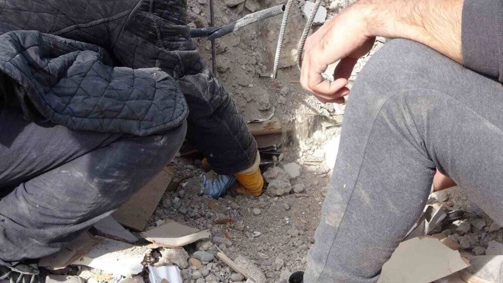 Enkaz altında da kalmış olsa ekmek parası için topladı