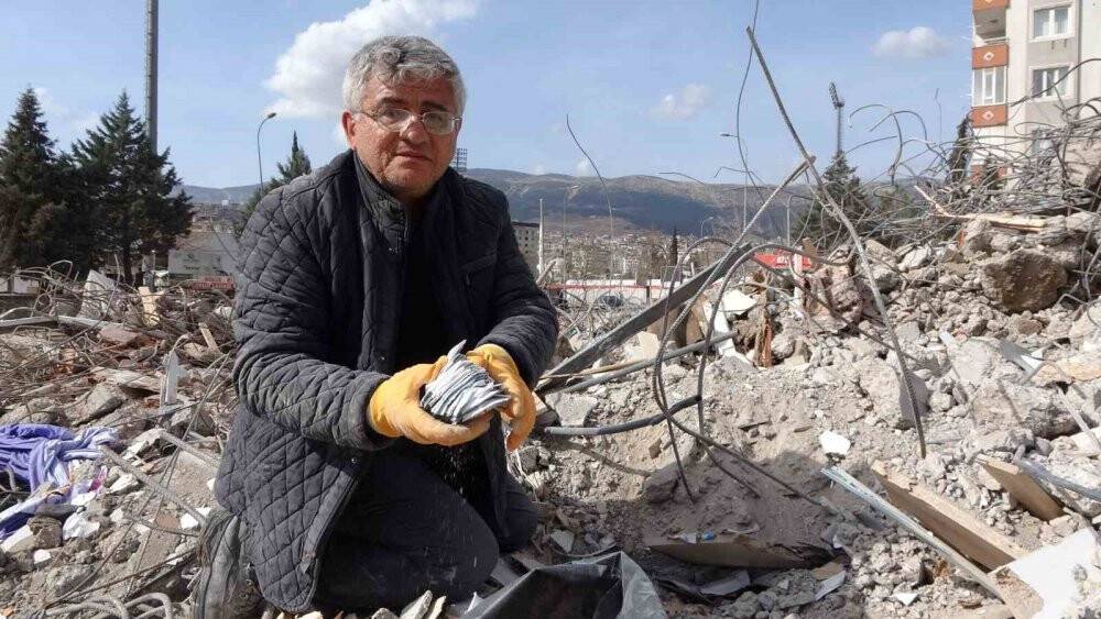 Enkaz altında da kalmış olsa ekmek parası için topladı