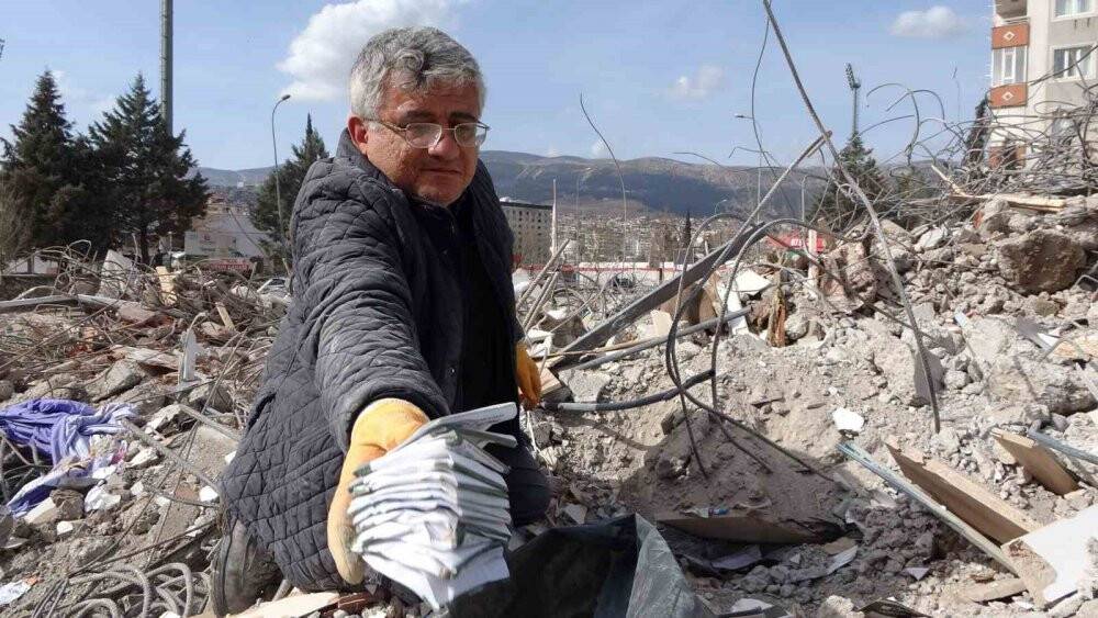 Enkaz altında da kalmış olsa ekmek parası için topladı