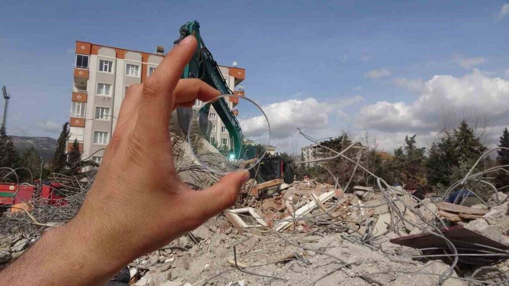 Enkaz altında da kalmış olsa ekmek parası için topladı