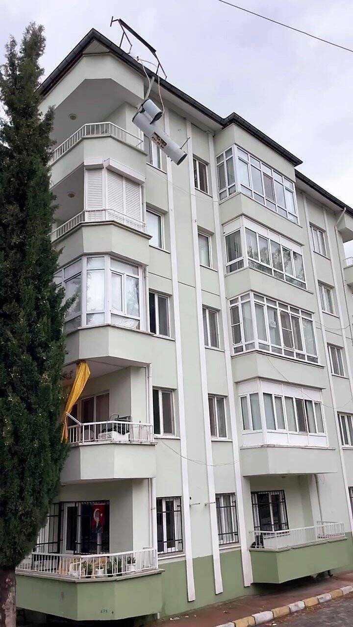 Güneş enerjisini söküp binadan aşağıya fırlattı