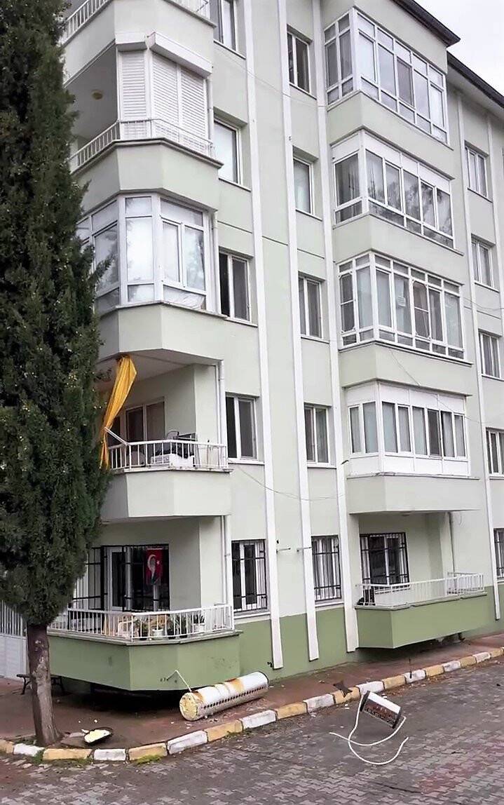 Güneş enerjisini söküp binadan aşağıya fırlattı